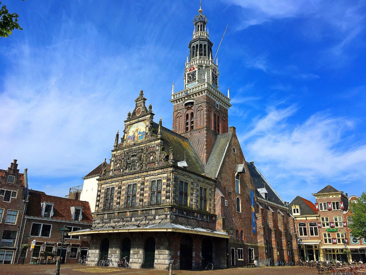 De Grote Kerk en het kasteel van Alkmaar weerspiegeld in het water