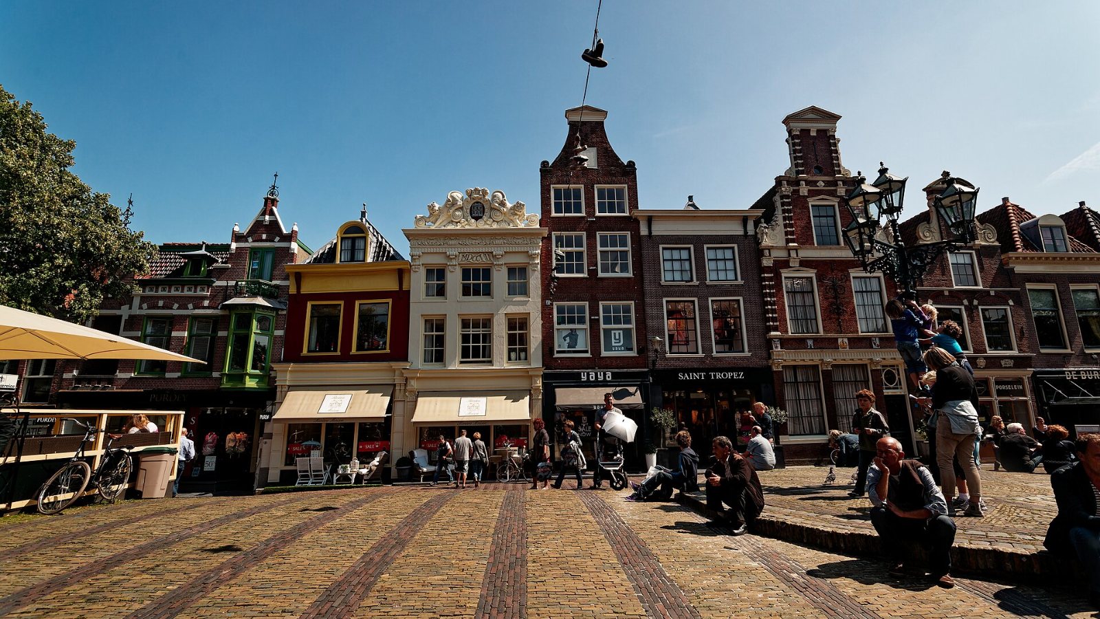 Het Spanjaardsgat in Alkmaar met de Grote Kerk